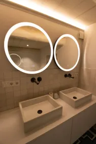 Casa sul tetto di paglia sul lago per un massimo di 8 persone con 4 camere da letto, camino, sauna, biliardo, cielo - Image 4