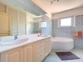 Beautiful spacious house, comfortable, quiet. while being close to shops - Image 4