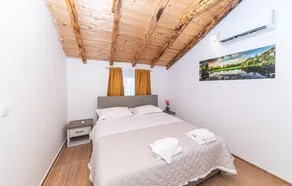 Awesome Home In Ugljane - Image 2