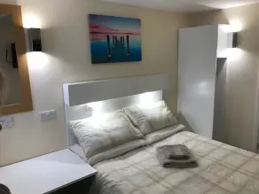 Double Room, own front door on high street - Image 3