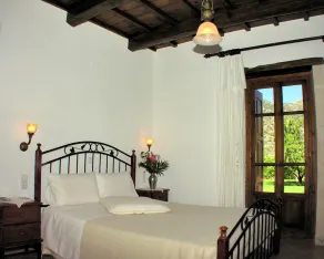 Villa luxueuse avec un grand jardin et une piscine privée dans un cadre préservé - Image 2
