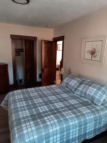 Sha-Ron's Place 2 bedroom home in McKees Rock, Pittsburgh  - Image 2