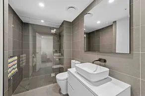 Prime position 1.5 BR w/ view/ parking / roof pool - Image 4