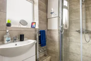 Modern apartment - 200 metres from M62 - Image 2