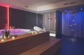 Opvarmet udendørs jacuzzi-pool | Luksusvilla med privat pool og fyrretræ - Image 3