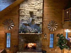 Autumn Escape Forest Creek Lodge Sleeps 10, 3BR 2BA · Hot Tub Fire Pit Fireplace - Image 2