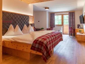 Stone pine suite, shower and bath, toilet, half board, short - Hotel Lindenhof - Image 5
