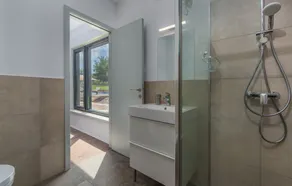 Lujosa villa moderna de nueva construcción en un pueblo de Istria, rodeada de naturaleza. - Image 3