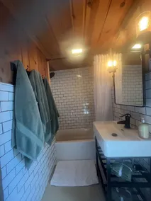 Private Lakefront Cottage on North Shore Sand Point. - Image 4