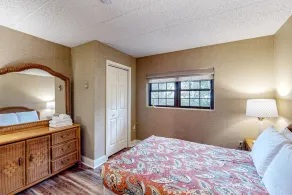 1st-floor lakefront condo with mountain views & pool - near ski/hiking - Image 5