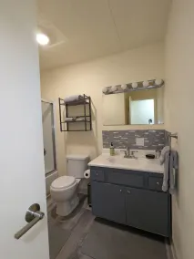 Centrally Located 2BR: Mins to Airport, Full Kitchen, WiFi & On-Site Laundry. - Image 5