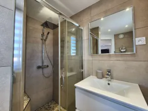 Duplex contemporain, climatisation à deux pas de la mer - Image 4