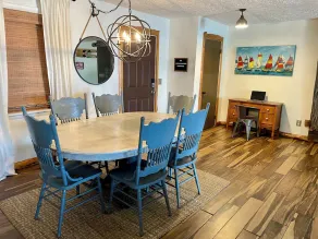 Charming Retreat that offers a peaceful and relaxing setting - Image 3