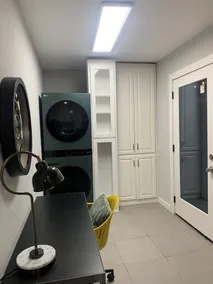 Comfortable and bright. Convenient mid-cities location. - Image 2