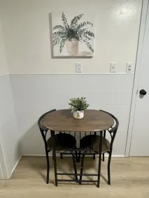 Falcon’s Corner Retreat; cozy ground floor apt - Image 4
