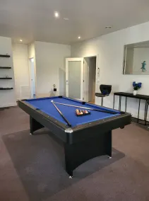Huge 4BR Pool Table & 75" TV - Image 2