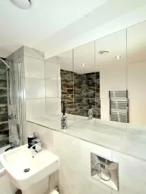 1-Bedroom Aprt in Salford- FreeParking- Sleeps3 - Image 2