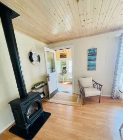Bright 3 Bedroom Lake Cottage with dock! - Image 2