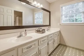 Beautiful Home Close To Everything - Image 2