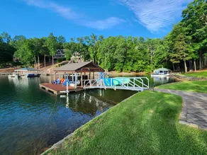Pet-Friendly Keowee lakefront luxury home w/dock, 5BR, kayaks, stone fire pit - Image 2