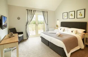 Denne dejlige lodge på Wakes Hall Farm er et oase af fred i 500 hektar privat jord. - Image 4