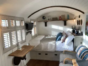 Luxury heated shepherd's hut in field location. - Image 2