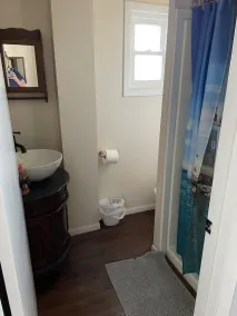 Lake Front 1 bedroom upstairs apartment above 2 bedroom cottage. - Image 3