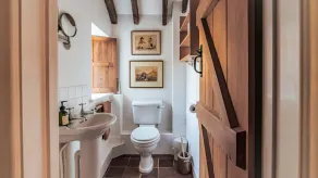 Stunning 4-Bed Thatched Cottage in Oxfordshire - Image 4