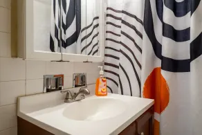 Great suburban location! Perfect for solo or couple travelers - Image 5