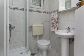 Apartamento de tres habitaciones con balcón y vista al mar Mimice, Omis (A-2805-a) - Image 2