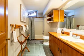 Luxury Ski House on Killington Mtn, 2 beds & Den w/ 3 en-suite baths, hot tub - Image 5