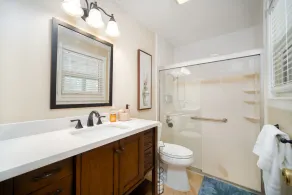 Quiet Convenient pool home, centrally located - Image 4