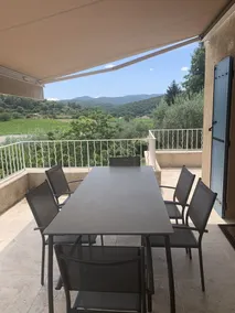 charmosa vila com piscina aquecida em um ambiente arborizado e florido - Image 2
