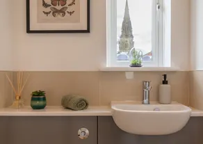 4 Bed City House with Private Garden and Parking - Image 2