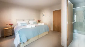 Contemporary City Centre Apartment With Parking - Image 5