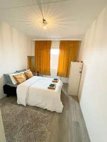 Geräumiges Dachgeschoss-Apartment, tropischer Samt - Image 5