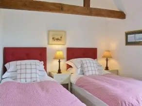 Priory Barn - ideal for large family groups. Sleeps 8/9 adults plus 3 children - Image 5