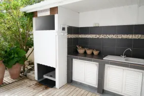 Close to the beach, central and comfortable house with a nice pool - Image 4