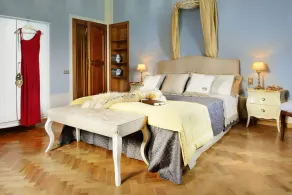 Villa surrounded by greenery with swimming pool, a few kilometers from the center - Image 5