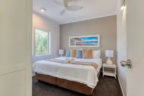 Beautifully renovated 2 bedroom townhouse with office space! - Image 4
