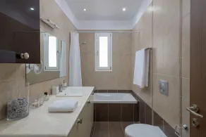 Lovingly furnished house in a quiet location with heated pool and sea views - Image 3