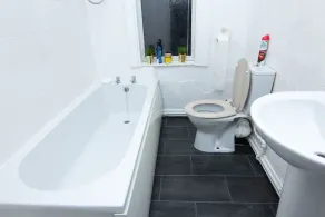 Leeds City Centre House Sleeps 8 Comfortably - Image 5
