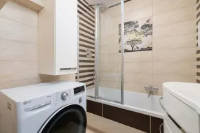 Spacious Apartment for 6 Persons | Balcony | 3 Bedrooms - Image 3