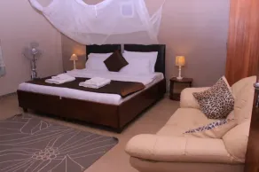 Beautiful spacious house & garden, 10 mins to City centre sleeps up to 20 guests - Image 5