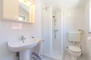 Holiday apartment with pool - Image 4