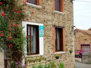 Charming Cottage with Terrace and Garden, Pets Welcome - Image 1