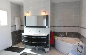 Beautiful Home In Apt - Image 2