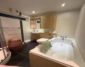 A beautiful ground floor apartment - Sleeps 6 - Image 3