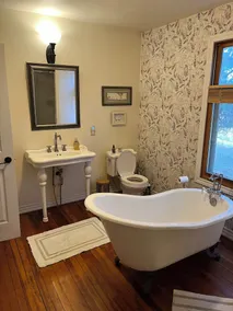 Private farmhouse w/claw foot tubs, firepit and walking trails - Image 5
