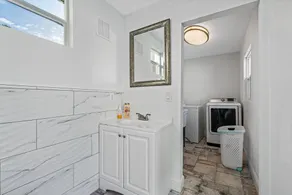 8 minutes from the AIRPORT~ New SaL POOL - WiFi 1gbps/free Parking... BBQ - Image 3